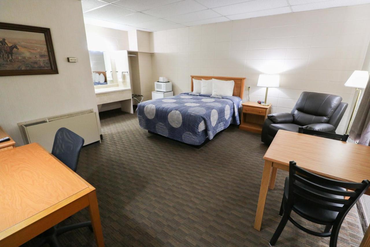 Bear Lodge Motel 선댄스 외부 사진