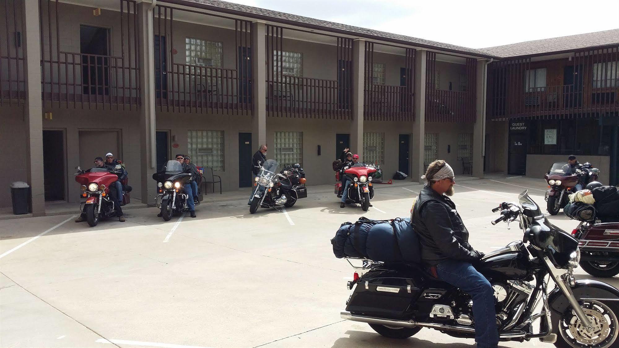 Bear Lodge Motel 선댄스 외부 사진